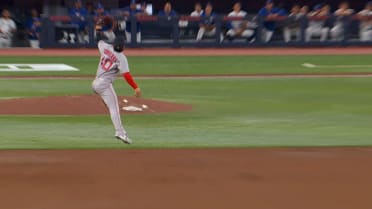Willson Contreras' leaping snag