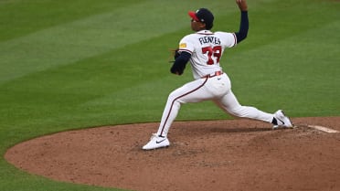 Didier Fuentes abanica a Spencer Torkelson