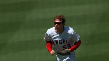 Wade Meckler's unreal diving catch