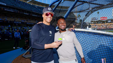 Ozzie Albies gives Juan Soto a birthday cupcake