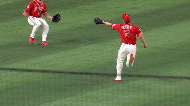 Corey Seager atrapa por encima del hombro en el 3ro