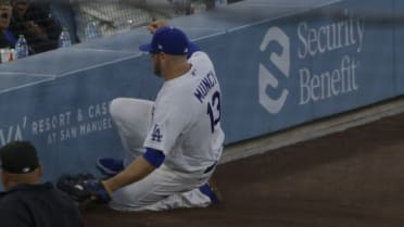 Max Muncy's slick sliding catch