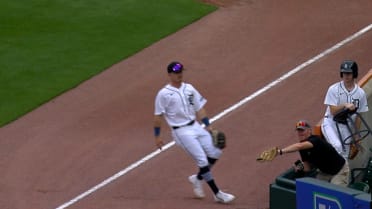 Fan makes nice foul ball catch