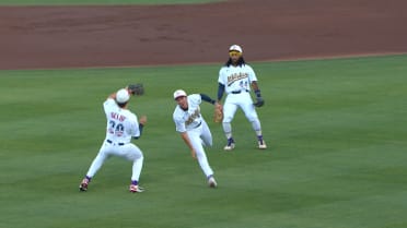 Alika Williams, Zack Gelof combine for unique catch