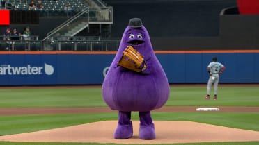 Grimace throws first pitch at Citi Field