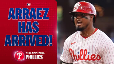Luis Arraez hits RBI single for first Phillies hit
