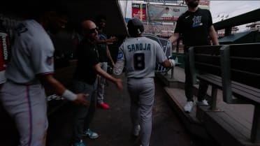 Los Marlins anotan cinco en la 9na entrada