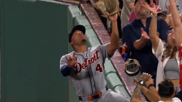 Wenceel Pérez drops the ball after call is confirmed