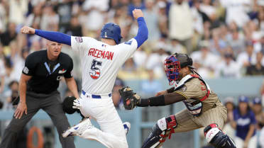 Padres relay to nab Freddie Freeman at home plate