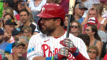 Kyle Schwarber pega sac fly