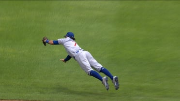 Dansby Swanson takes flight to snag liner