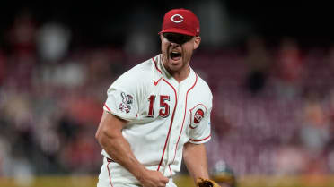 Emilio Pagán escapes jam to earn the save 