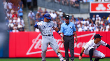 Seiya Suzuki doubles in the 7th inning