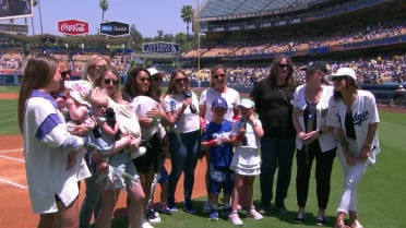 Dodgers honor mothers