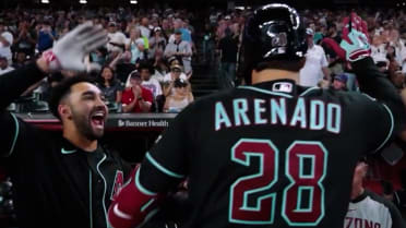 Arenado detona HR con las bases llenas