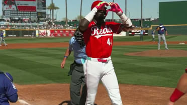 Elly De La Cruz da HR de dos rayas