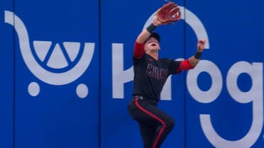 Impresionante atrapada de TJ Friedl