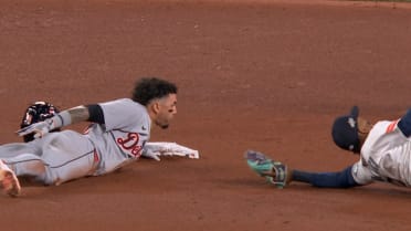 Javier Báez se apresura para un doble