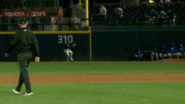 Jordyn Adams makes a juggling home run robbery 