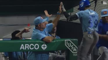 Serna dispara jonrón