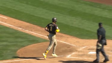 Jackson Merrill pega HR solitario