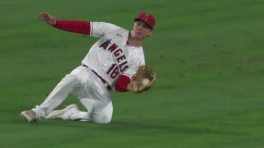 Mickey Moniak's sliding grab