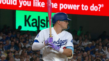 Kiké Hernández shows off bat designed by daughter