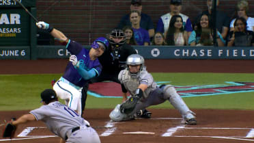 Tomoyuki Sugano poncha a Corbin Carroll 