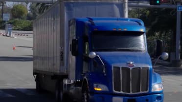 Camión de los Dodgers arranca a los entrenamientos