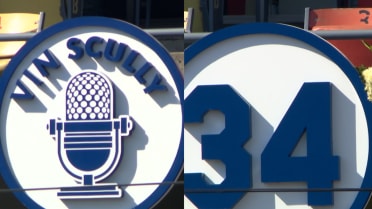 Dave Roberts acknowledges Dodgers legends 