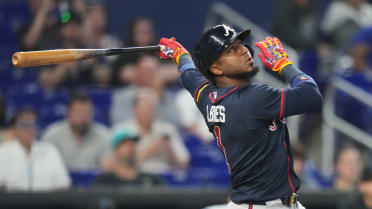 Ozzie Albies pega sac fly 