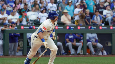 Cal Raleigh singles and receives ovation