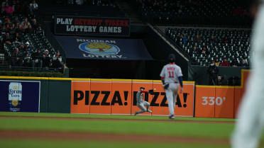 Wilyer Abreu robs Kevin McGonigle with sliding catch