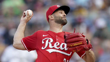 Nick Martinez tosses seven strong innings, earns win
