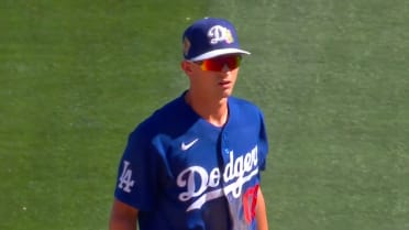 Elijah Hainline se desliza y la atrapa