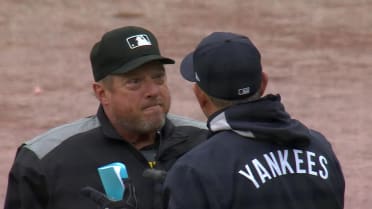 Aaron Boone, umpire discuss balls and strikes