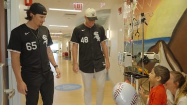 White Sox players make visit to children's hospital