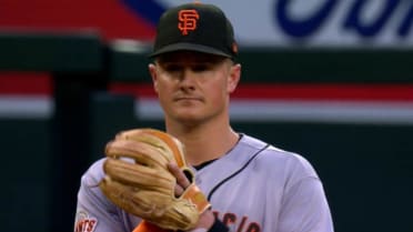 Matt Chapman se recupera y saca el out 