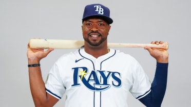 Eloy Jiménez signs Minor League deal with Blue Jays