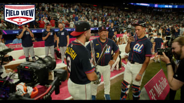 Vista de campo:Cal Raleigh recibe trofeo del HR Derby