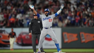 Dodgers score six runs in the 5th