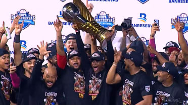 Leones alzan trofeo de campeones