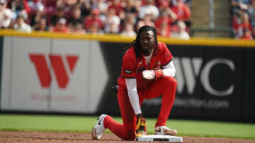 Elly De La Cruz se roba 2da base