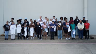 Corey Seager treats students to school shopping spree