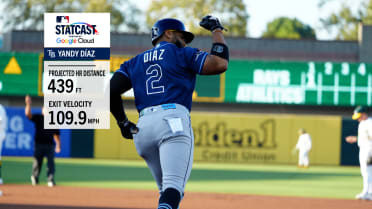 Yandy Díaz pega jonrón de 439 pies abriendo el juego