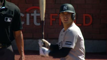 Anthony Volpe recibe boleto con bases llenas
