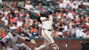 Jung Hoo Lee pega sencillo de dos carreras