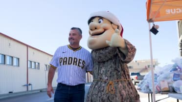 Padres distribute holiday meals at Camp Pendleton 