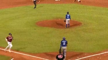 Kenny Piper anota en jugada selección