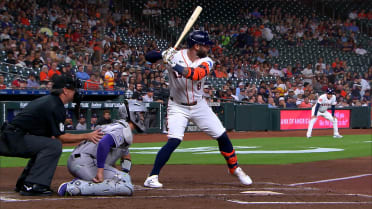 Christian Walker's solo homer (4) 